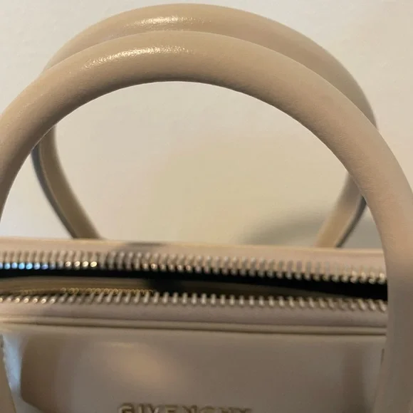 🌟SOLD🌟 Gorgeous EUC MEDIUM ANTIGONA in NUDE! - Picture 7 of 15